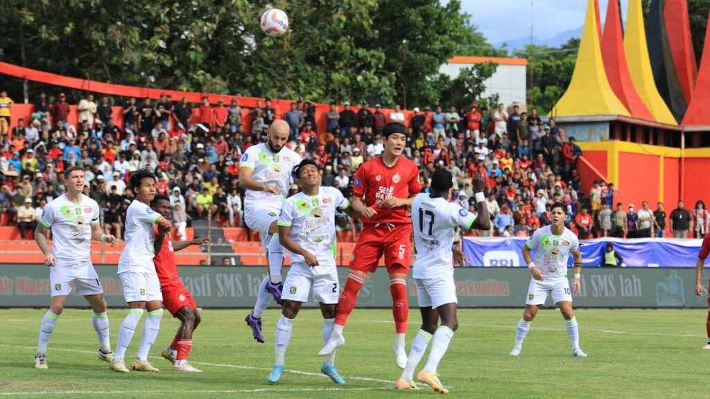 Pemain Semen Padang FC dan Persebaya berebut bola di pekan ke-15 BRI Liga 1 2024/2025 di Stadion Haji Agus Salim Padang. Kedua tim bermain imbang 0-0. (dok. MO SPFC)