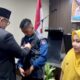Pemasangan rompi peserta pelatih TRC PB Padang. (dok. istimewa)