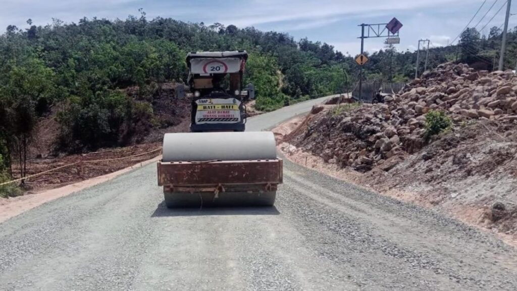 Pengerjaan trase baru jalan lintas Riau-Sumbar. (dok. infopublik)