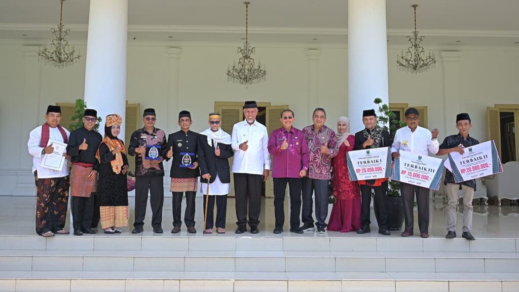 Gubernur Mahyeldi serahkan penghargaan untuk daerah penyelenggara ABS-SBK 2024. (dok. adpsb)