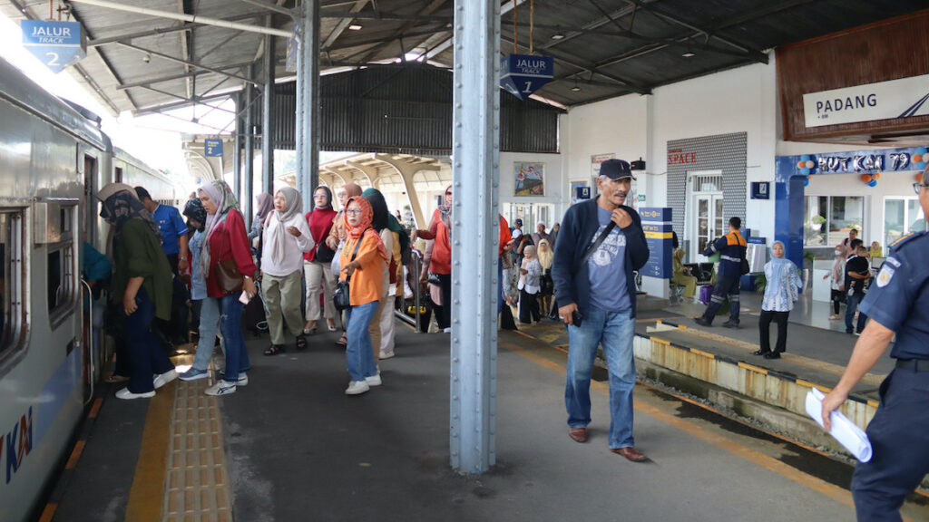 Penumpang KAI Divre II Sumbar di Stasiun Padang. (dok. Humas)