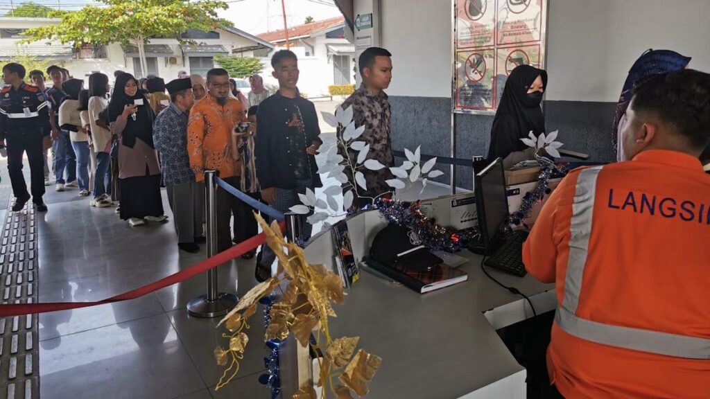 Penumpang di stasiun Padang pada seminggu libur Nataru. (dok. Humas KAI)