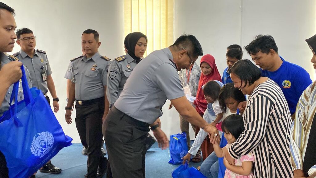 Penyerahan bantuan sosial (bansos) ketahanan pangan Lapas Kelas II A Padang. (dok. istimewa)