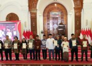 Komitmen dengan Program Kementerian ATR/BPN, Menteri Nusron Serahkan 1.334 Sertifikat di Banten 