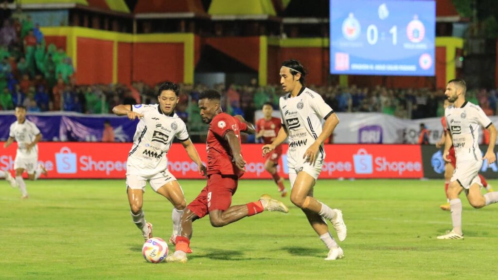 Penyerang Semen Padang FC Cornelius Steward saat melewati dua pemain Persija. (dok. MO SPFC)