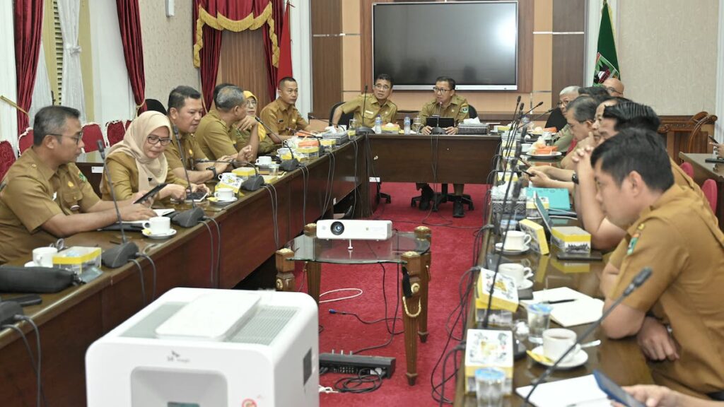 Rapat antar OPD Pemprov Sumbar terkait pembukaan rute Padang-Singapura. (dok. adpsb)