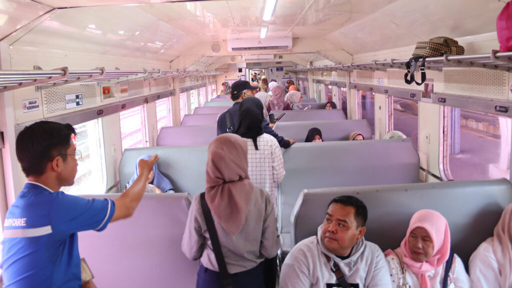 Suasana di dalam kereta api Sibinuang. (dok. Humas KAI)