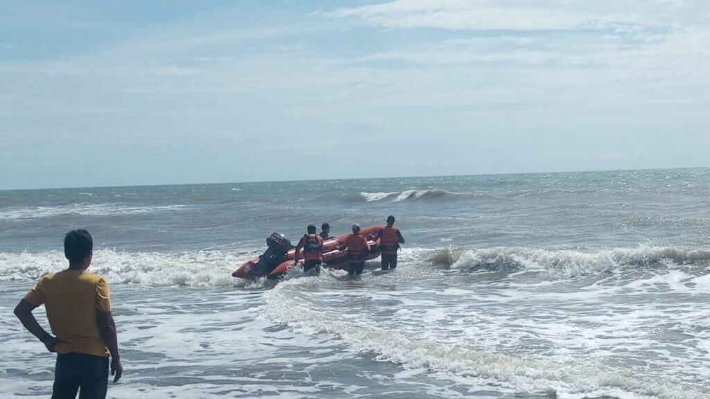 Tim SAR melakukan pencarian nelayan yang kapalnya pecah di perairan Pessel. (dok. Basarnas)