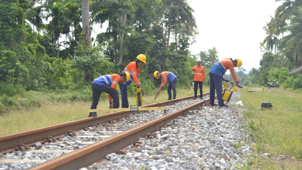 Tim dari KAI Divre II Sumbar sedang melakukan pemeliharaan rel kereta di Sumbar. (dok. Humas)