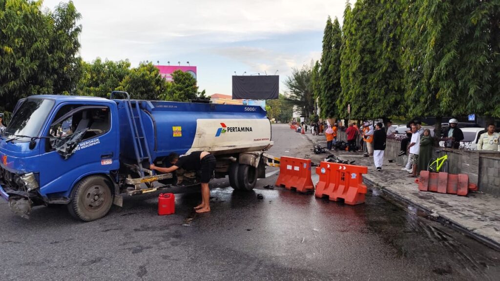 Truk Pertamina hantam dua motor di depan Basko Hotel dan Grand Mall, Padang. (dok. istimewa)