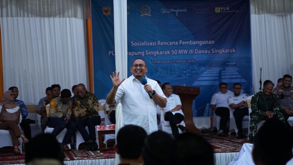 Andre Rosiade berbicara terkait pembangunan PLTS Terapung Danau Singkarak. (dok. Radarsumbar)