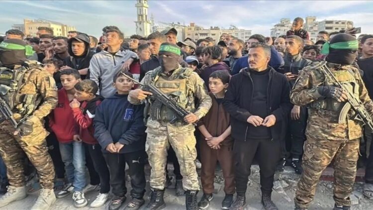 Kementerian Luar Negeri Rumania pada Senin (20/1/2025) memastikan bahwa salah satu sandera Israel yang dibebaskan oleh kelompok perlawanan Palestina, Hamas dalam kesepakatan gencatan senjata memiliki kewarganegaraan Rumania, sementara yang lain adalah keturunan Rumania. ANTARA/foto-Anadolu/py