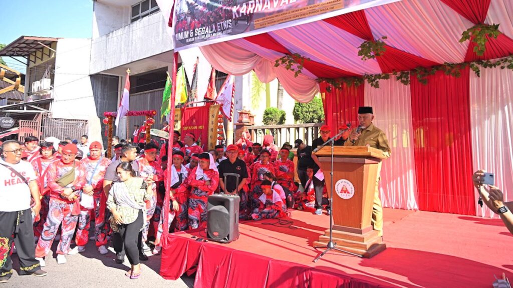 Gubernur Mahyeldi beri sambutan saat pembukaan Karnaval Sepasan. (dok. adpsb)