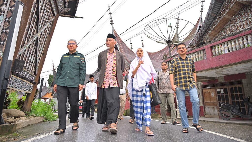 Gubernur Mahyeldi berkunjung ke kawasan Seribu Rumah Gadang. (dok. adpsb)