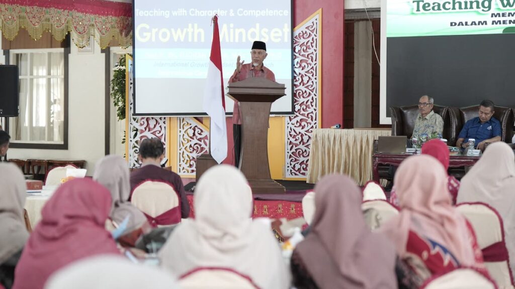 Gubernur Mahyeldi buka pelatihan mengajar di SMAN 1 Bukittinggi. (dok. adpsb)