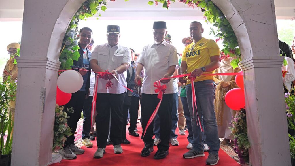 Gubernur Mahyeldi resmikan Stadion Marah Adin Kota Solok. (dok. adpsb)