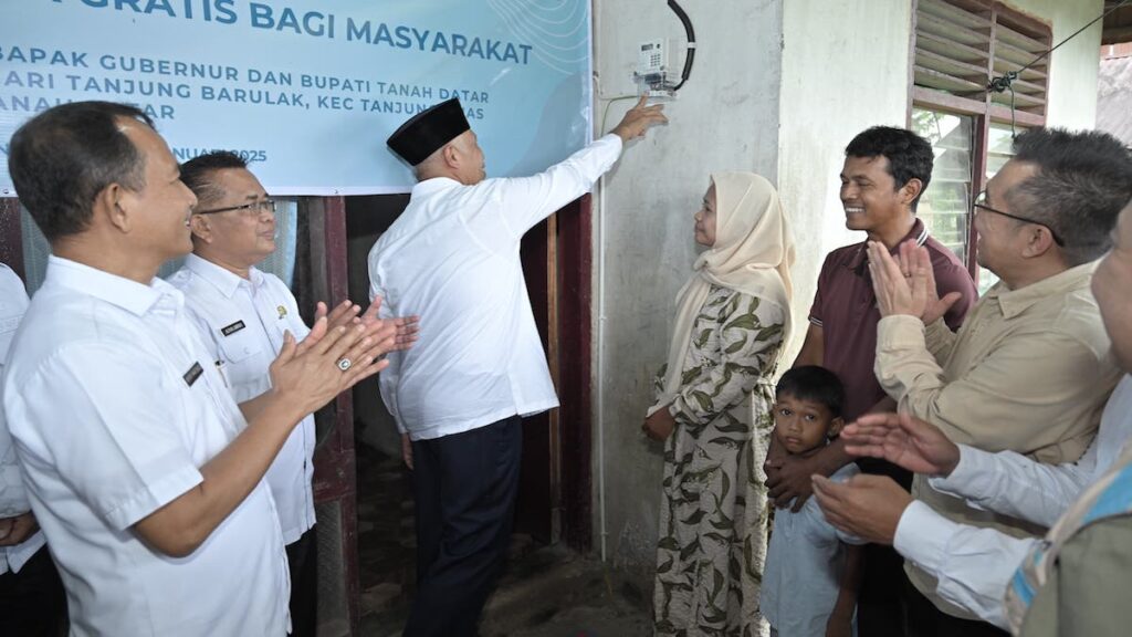 Gubernur Mahyeldi resmikan penyalaan listrik bagi masyarakat di Tanah Datar. (dok. adpsb)