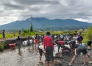 Warga dan Santri di Agam Gotong Royong Perbaiki Akses Jalan Rusak Akibat Banjir Lahar Dingin Marapi