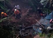 Truk Colt Diesel Jatuh ke Jurang di Rimbo Malampah Pasaman, Supir Terjepit