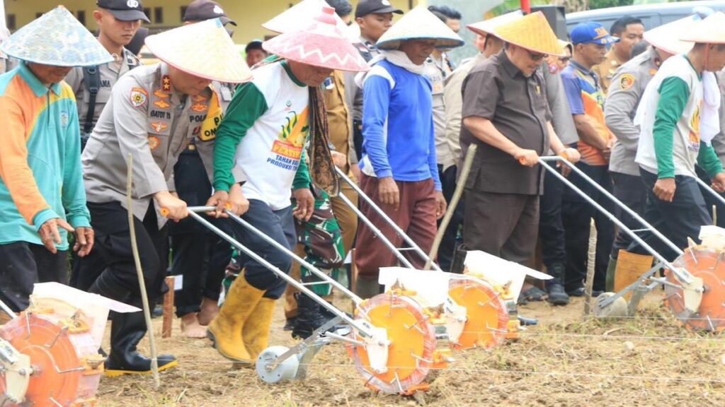 Kapolda Sumbar lakukan tanam jagung serentak. (dok. Humas)