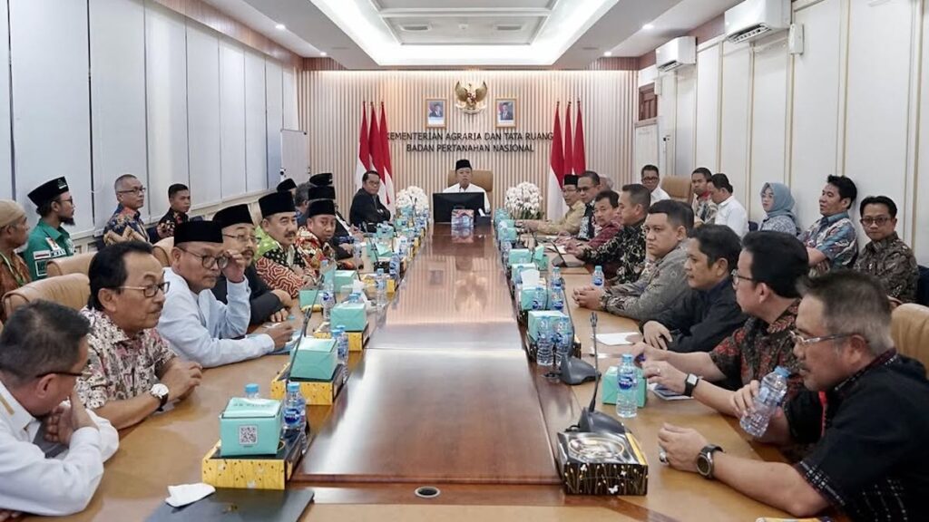 Menteri Nusron rapat dengan pemuka agama terkait sertifikat tanah wakaf. (dok. Humas)