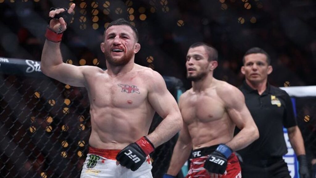 Merab Dvalishvili selebrasi usai kalahkan Umar Nurmagomedov dalam laga UFC 311. (dok. AFP)