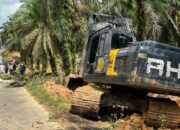 PTPN IV Regional 4 Peduli Perbaiki Jalan Amblas Desa Kampung 9 Kabupaten Batanghari