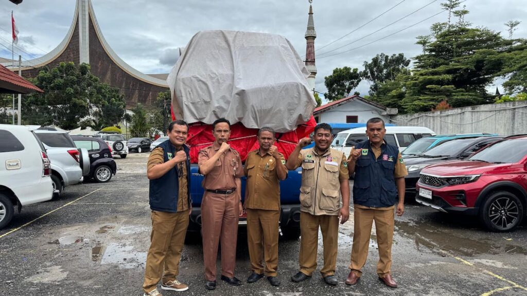 Pemprov Sumbar serahkan bantuan untuk banjir di Duku Pessel. (dok. adpsb)