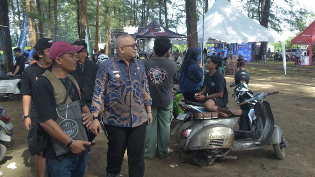 Pj Wako Padang hadir di acara komunitas pecinta vespa di Sumbar. (dok. Prokopim)