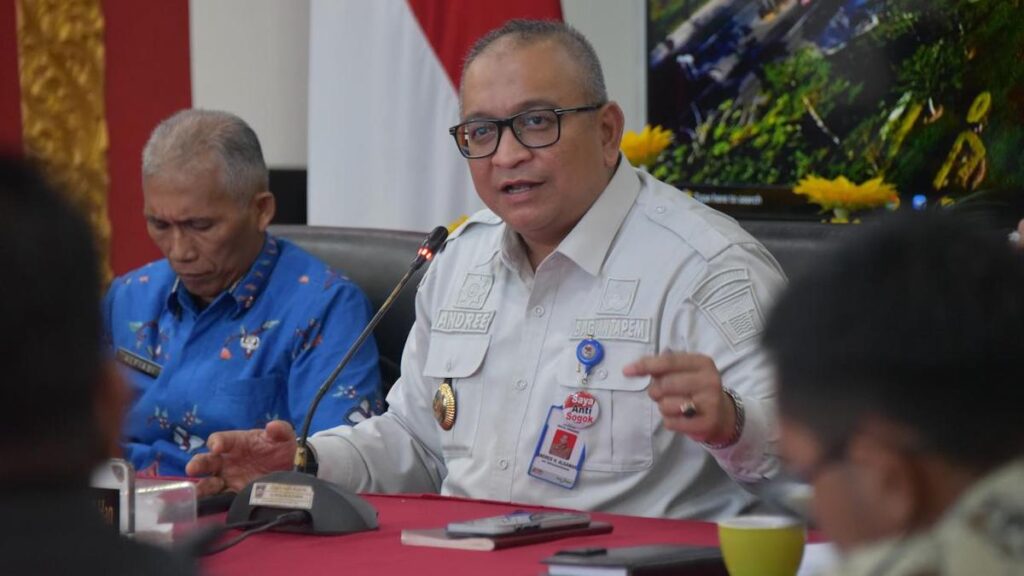 Pj Wali Kota Padang Andree Algamar gelar rapat terkait MBG di Padang. (dok. Prokopim)