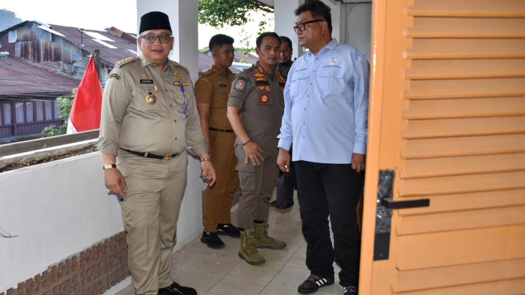 Pj Wali Kota Padang cek kesiapan Gedung Joang untuk menjadi Kantor Badan Pengelola Kota Tua. (dok. Humas Pemko Padang)