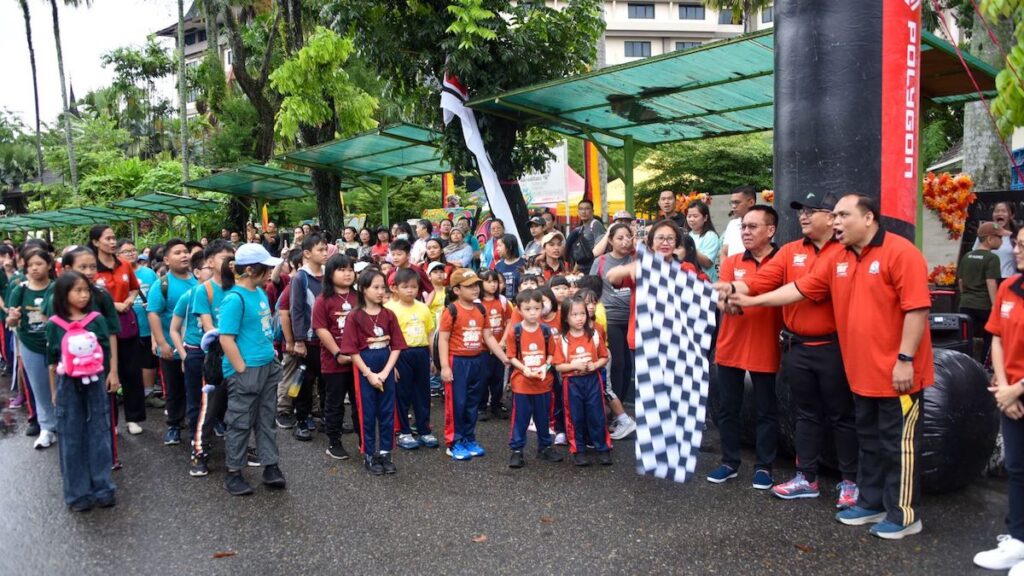 Pj Wali Kota Padang lepas jalan santai HUT SD Agnes. (dok. Prokopim)