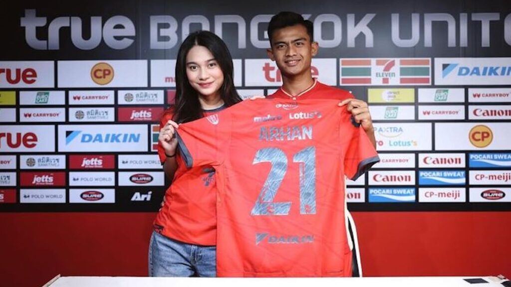 Pratama Arhan bersama istrinya Azizah Salsha usai diresmikan sebagai pemain Bangkok United. (dok. istimewa)