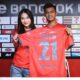 Pratama Arhan bersama istrinya Azizah Salsha usai diresmikan sebagai pemain Bangkok United. (dok. istimewa)