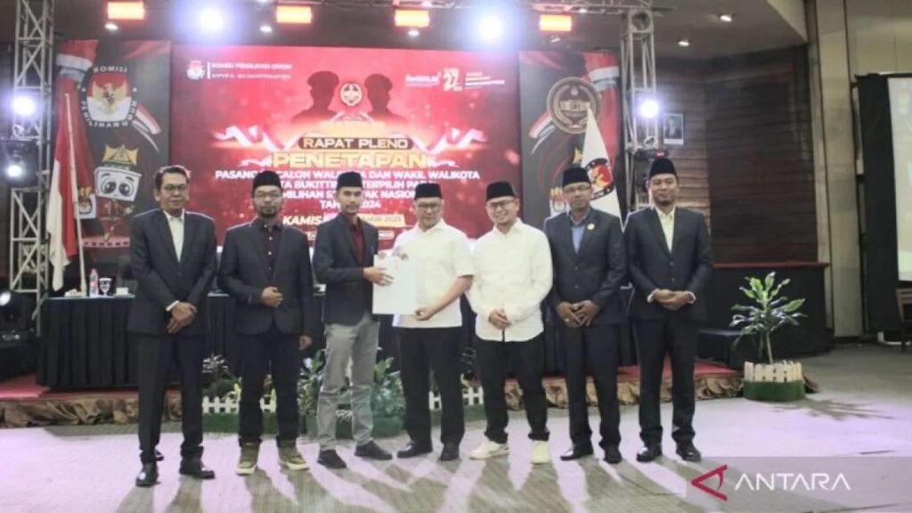 KPU Kota Bukittinggi menyerahkan surat keputusan penetapan Wali Kota dan Wakil Wali Kota terpilih Pilkada 2024 kepada Pasangan Ramlan Nurmatias dan Ibnu Asis (dok. Antara/Al Fatah)