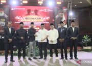 KPU Kota Bukittinggi menyerahkan surat keputusan penetapan Wali Kota dan Wakil Wali Kota terpilih Pilkada 2024 kepada Pasangan Ramlan Nurmatias dan Ibnu Asis (dok. Antara/Al Fatah)