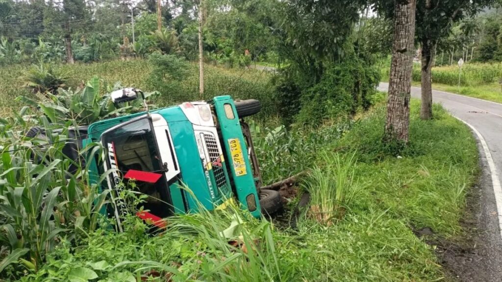 Truk Colt Diesel dengan nomor polisi B-9678-TCD terbalik di pendakian Makam Pahlawan jalan Bypass Kenagarian Tanjung Beringin, Kecamatan Lubuk Sikaping, Kabupaten Pasaman sekira pukul 09.00 WIB, Senin.(ANTARA/Heri Sumarno)