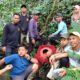 Warga Pagadih Hilia, Nagari Pagadih, Kecamatan Palupuh, Kabupaten Agam bersama petugas BKSDA Sumbar sedang berada di bunga rafflesia, Selasa (28/1). (Dok Antara/Yusrizal)