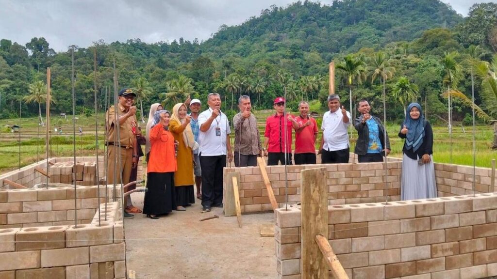 PT Semen Padang bedah rumah warga dengan SEPABLOCK. (dok. Humas)