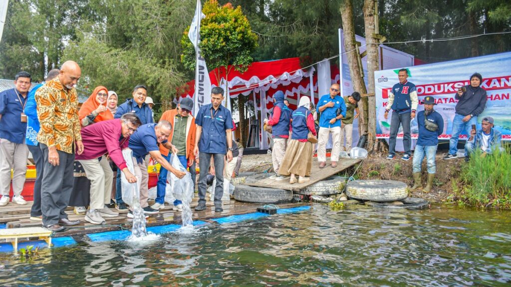 Semen Padang lepas 1500 bibit ke Danau Diatas. (dok. Humas)