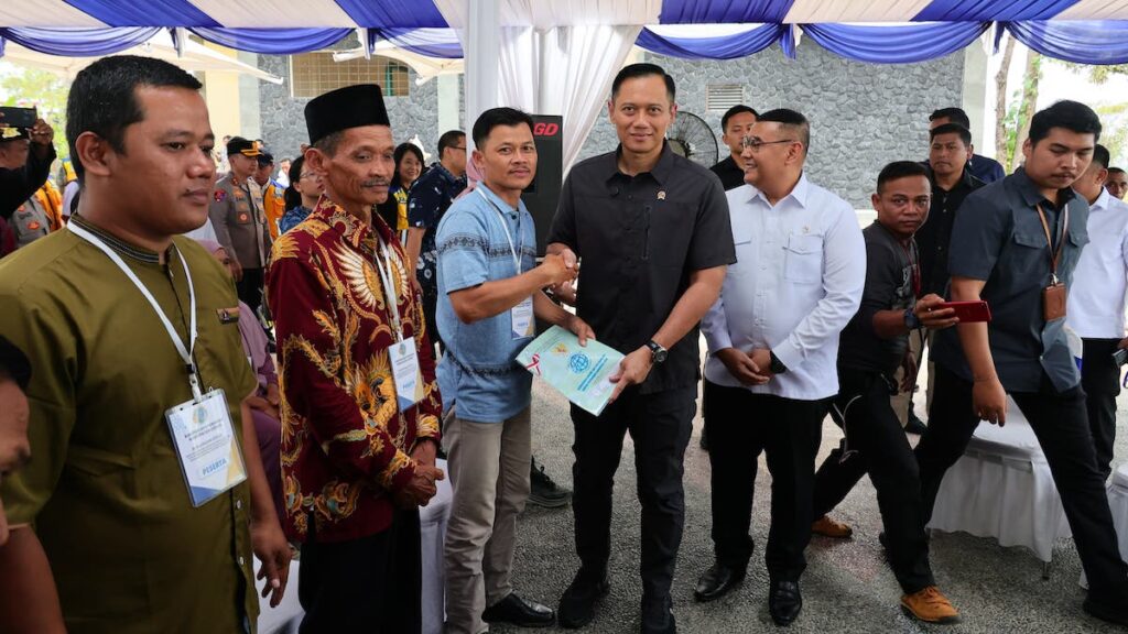 Wamen Ossy bersama Menteri AHY serahkan sertifikat warga di Lebak, Banten. (dok. Humas)