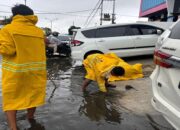 Cegah Genangan Air, TRC Dinas PUPR Padang Bersihkan Drainase