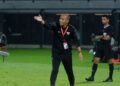 Pelatih Timnas Indonesia U-17 Nova Arianto (tengah) memberikan arahan kepada para pemainnya saat menghadapi Timnas India U-17 pada pertandingan persahabatan internasional leg 2 di Stadion Kapten I Wayan Dipta Gianyar, Bali, Selasa (27/8/2024). (ANTARA FOTO/Nyoman Hendra Wibowo/tom/am)
