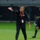 Pelatih Timnas Indonesia U-17 Nova Arianto (tengah) memberikan arahan kepada para pemainnya saat menghadapi Timnas India U-17 pada pertandingan persahabatan internasional leg 2 di Stadion Kapten I Wayan Dipta Gianyar, Bali, Selasa (27/8/2024). (ANTARA FOTO/Nyoman Hendra Wibowo/tom/am)
