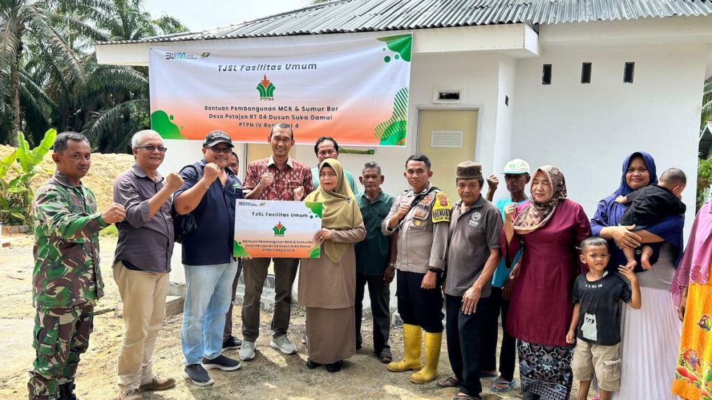 Bantuan pembangunan MCK oleh PTPN IV Regional 4. (dok. Humas)