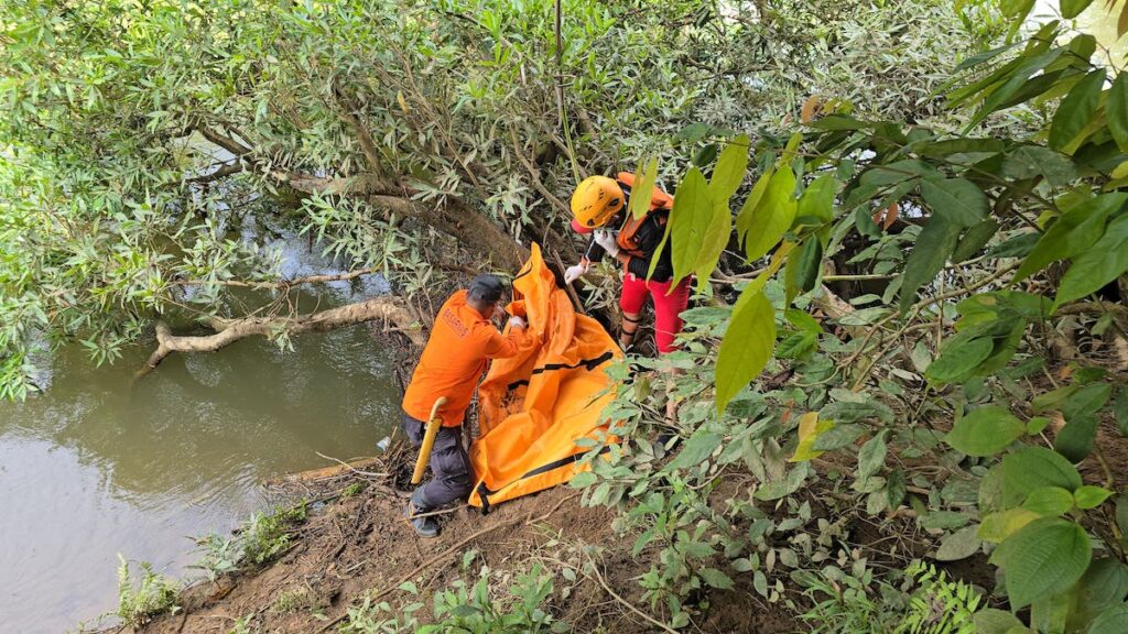 Evakuasi korban terseret arus sungai di Pessel. (dok. istimewa)