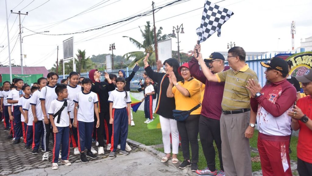 Jalan santai dalam rangka HUT TK & SD Tirtonadi. (dok. Prokopim Padang)