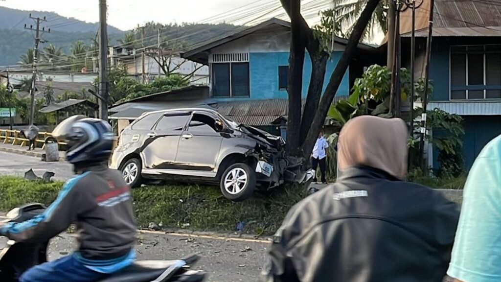 Kecelakaan tunggal satu unit mobil di jembatan Padang Besi, Kelurahan Lubuk Kilangan, Kota Padang. (dok. istimewa)