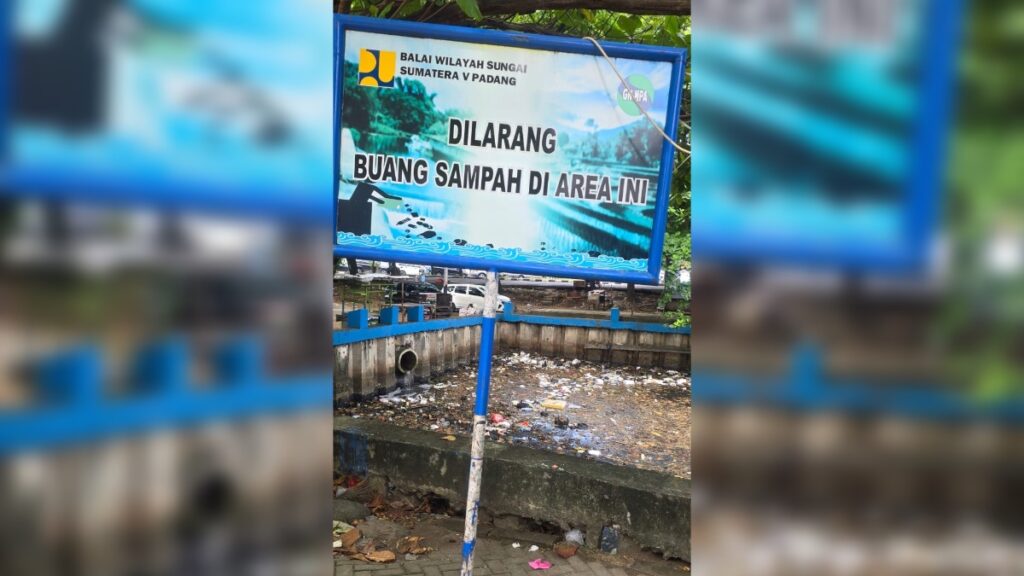 Kondisi Danau Cimpago yang dipenuhi sampah meski sudah ada tanda larangan. (dok. istimewaI)