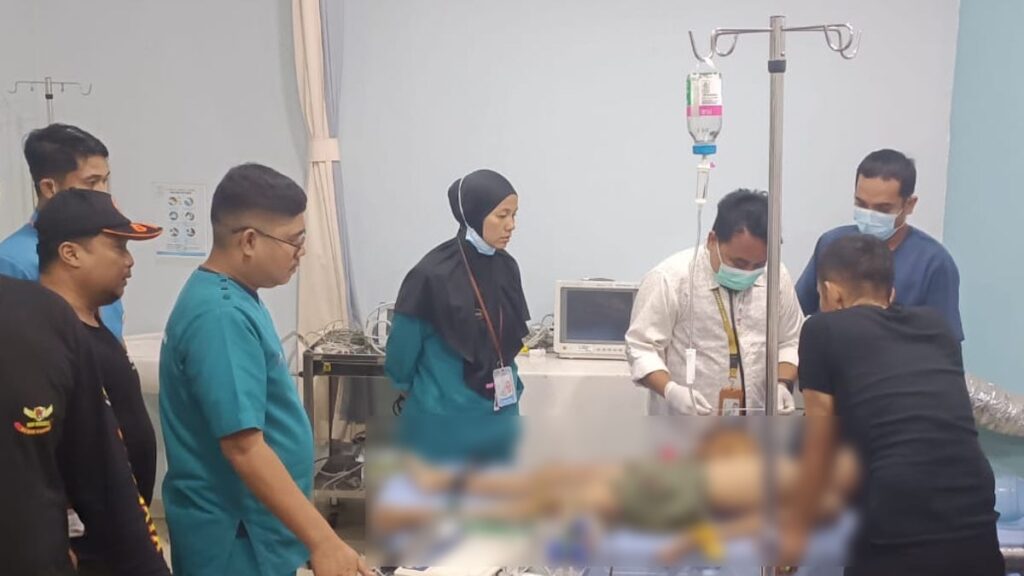 Pelajar kelas 4 SD yang terseret ke dalam riol di Koto Lalang, Kota Padang mendapatkan perawatan, namun dia tak mampu bertahan dan dinyatakan meninggal dunia. (dok. BPBD Padang)